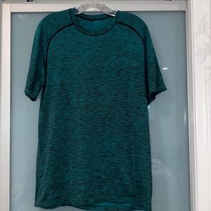 Lululemon Men’s shirt sleeve T-shirt size L